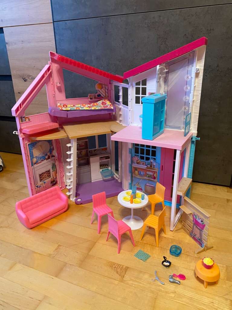 Barbie Malibu house selling