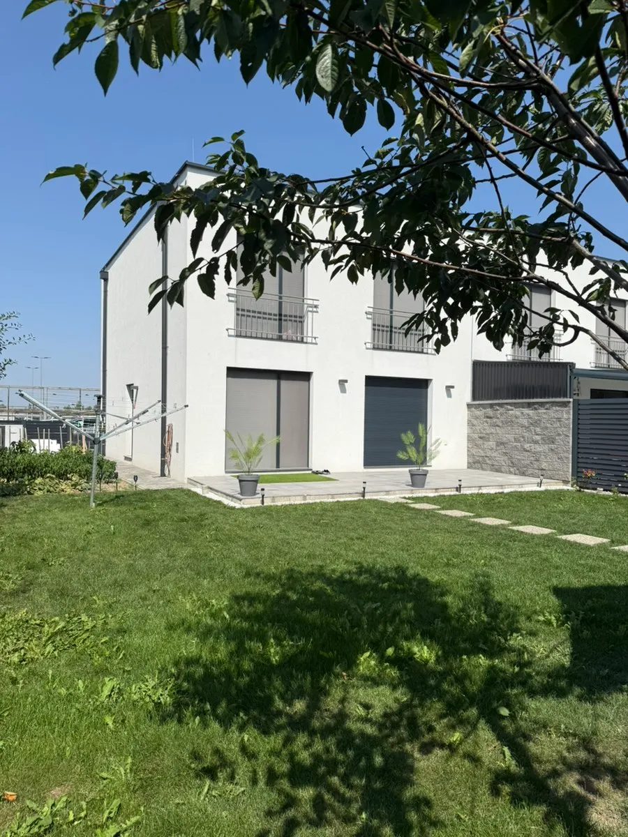 Moderne Doppelhaushälfte mit Garten & 2 Parkplätzen in Top-Lage zu vermieten - Ansicht 2