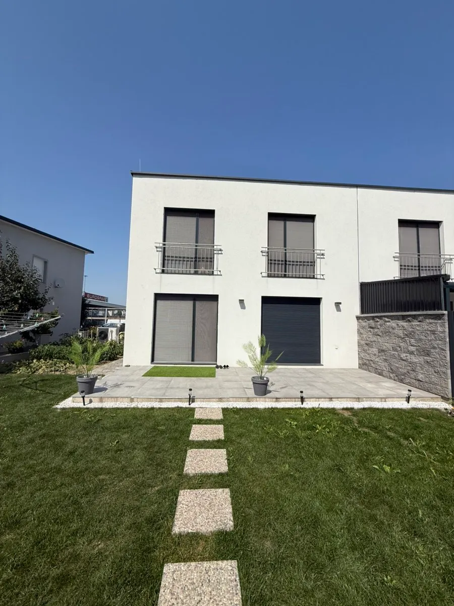 Moderne Doppelhaushälfte mit Garten & 2 Parkplätzen in Top-Lage zu vermieten - Ansicht 3