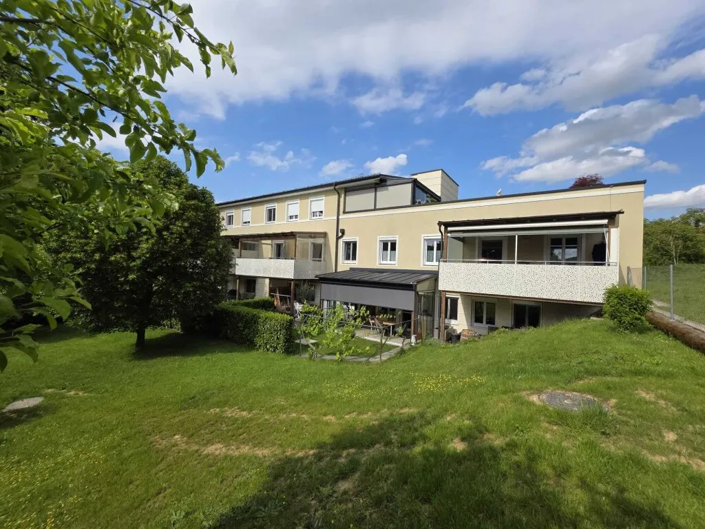 SONNE-RUHE-NATUR stilvolle 4ZI in Top Lage mit Terrasse, 114m² Garten, Sommergarten und Carport - Ansicht 2