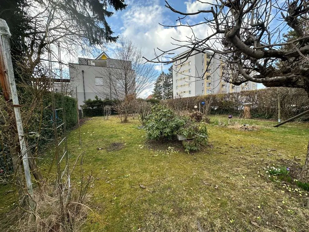 Charmantes Einfamilienhaus mit Sanierungspotenzial und großem Garten in guter Lage - Ansicht 3