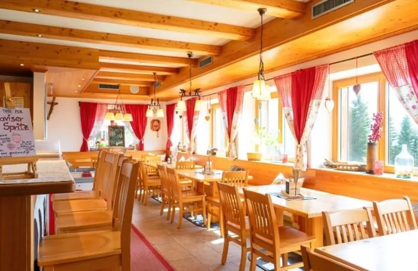 Exklusive Almliegenschaft in außergewöhnlicher Höhenlage mit Gastronomie & Beherbergung - Ansicht 3