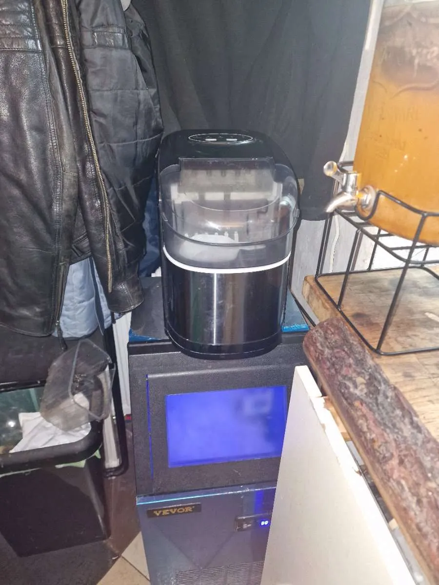 Eiswürfel Maschine / Ice Maker HZB-12/ C Eiswürfelmaschine, € 30,- (1090 Wien)
