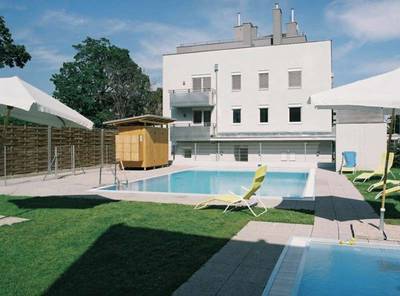 PROVISIONSFREI mit Pool, Sauna, Fitness und Privatpark! Zentrale Wohnung in Ruhelage mit Aussicht und Terrasse, Grenze 9/19. Bezirk