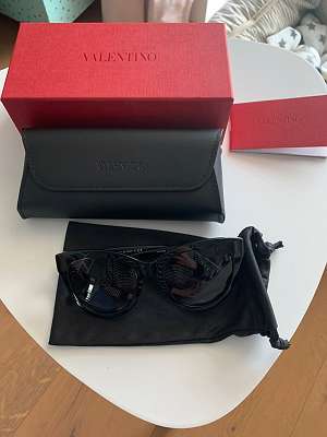 Valentino Sonnenbrille Damen, € 180,- (4048 Großamberg (Gde.: Puchenau)) -  willhaben