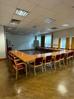 35-Zimmer-Gewerbeimmobilie mieten in Wiener Neustadt Land – 2 200 m², € 2 – Bild 13 von 14