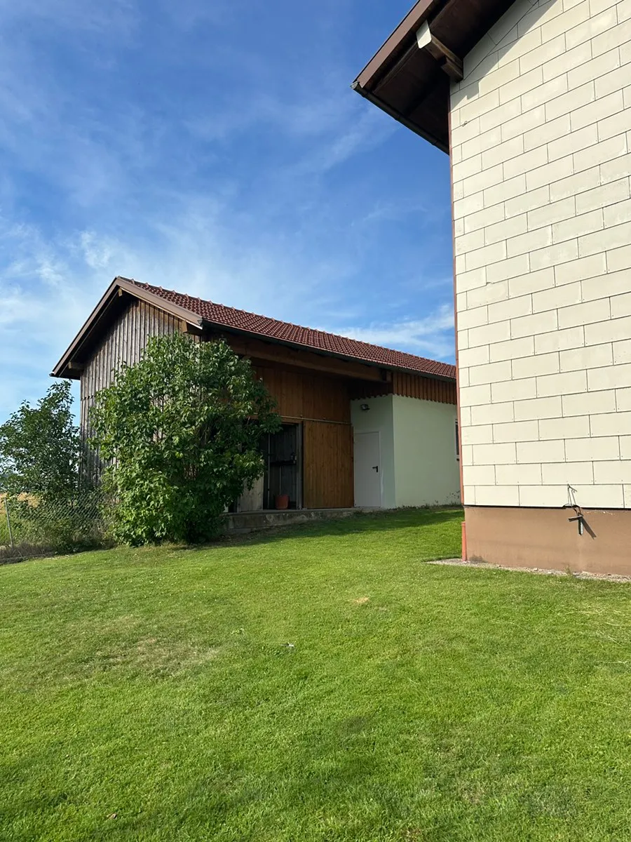 Familienparadies auf 925 m² - 6 Zimmer, Garage & Nebengebäude - Ansicht 2