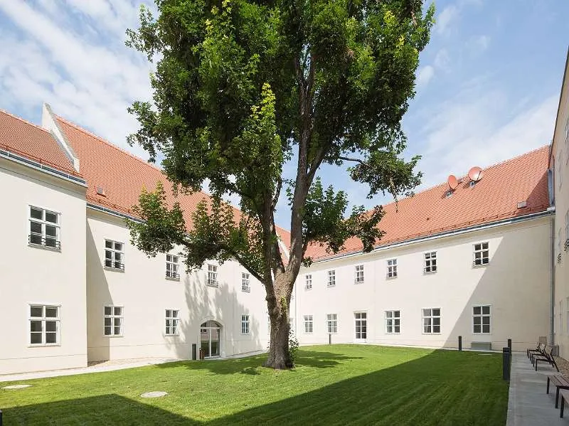 SOFORT VERFÜGBARER SINGLE-HIT! Moderne 1-Zimmer-Wohnung in historischem Ambiente - Ansicht 2