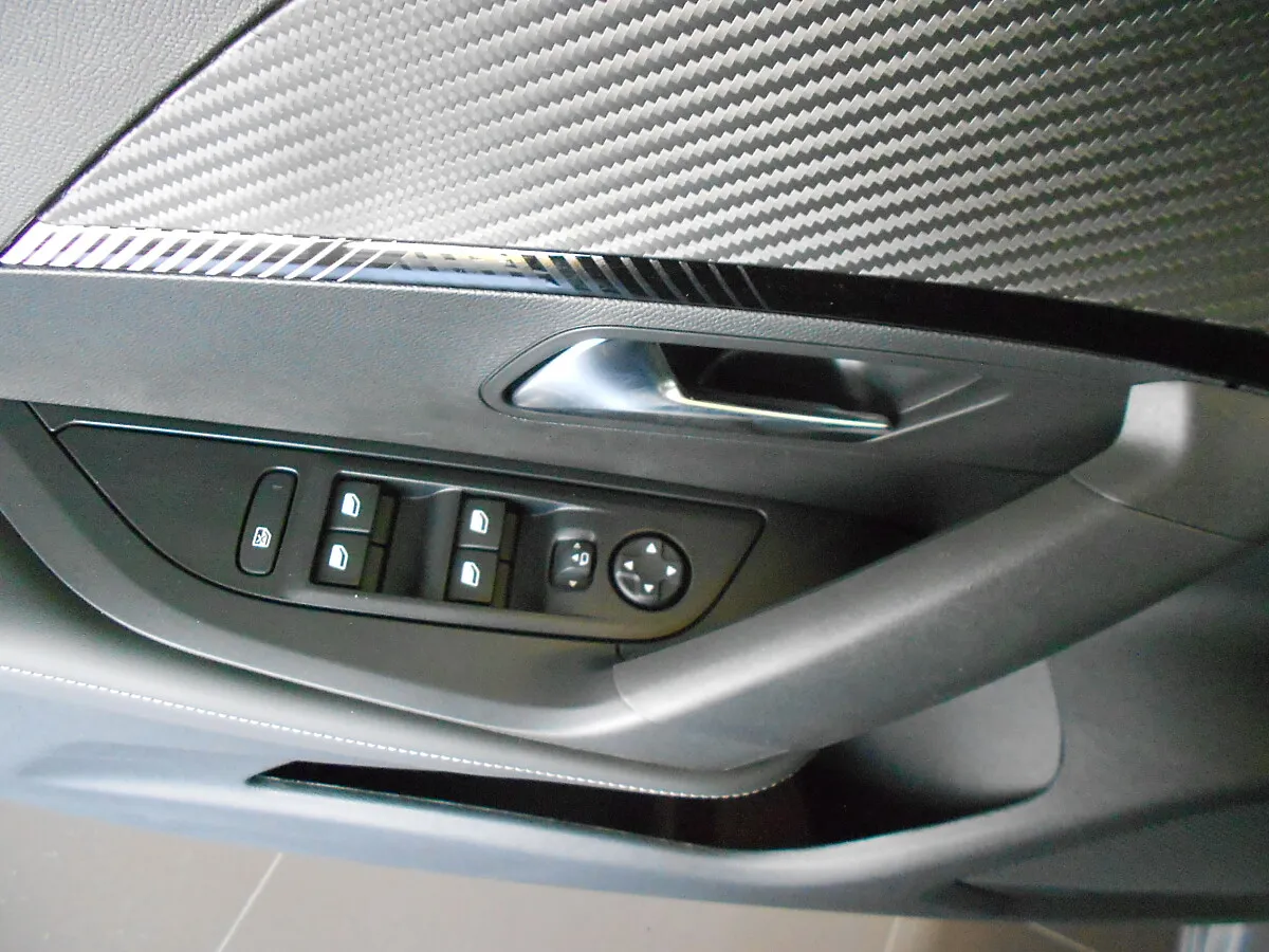 Peugeot 2008 1.2 Hybrid 110 Allure (EURO 6e) – Bild 10