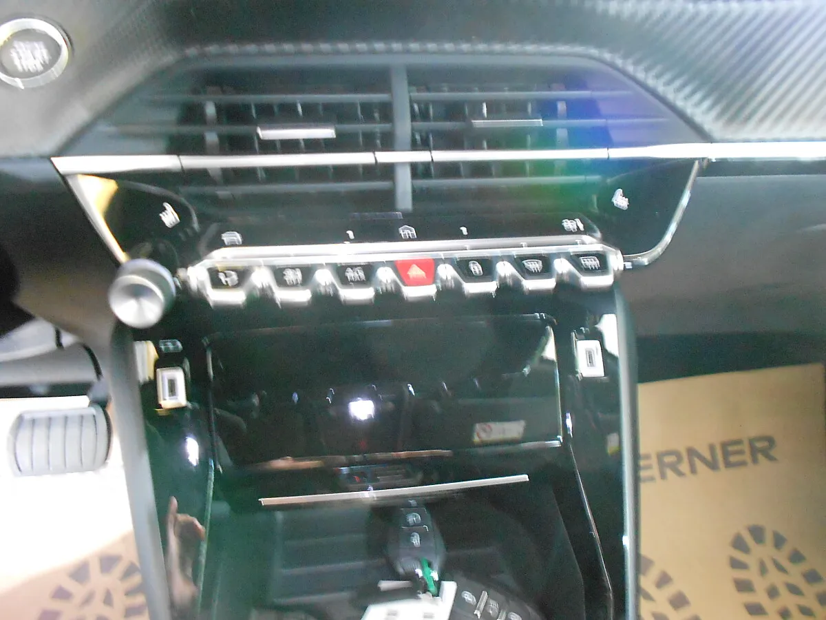 Peugeot 2008 1.2 Hybrid 110 Allure (EURO 6e) – Bild 6