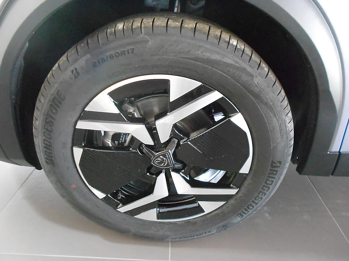Peugeot 2008 1.2 Hybrid 110 Allure (EURO 6e) – Bild 4