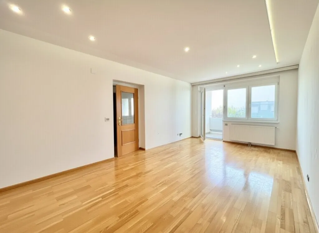 Wohnen im Grünen und bestens angebunden an Wien | GRÜNBLICK in den ruhigen Innenhof | Süd-West-Loggia | inkl. Stellplatz - Ansicht 3