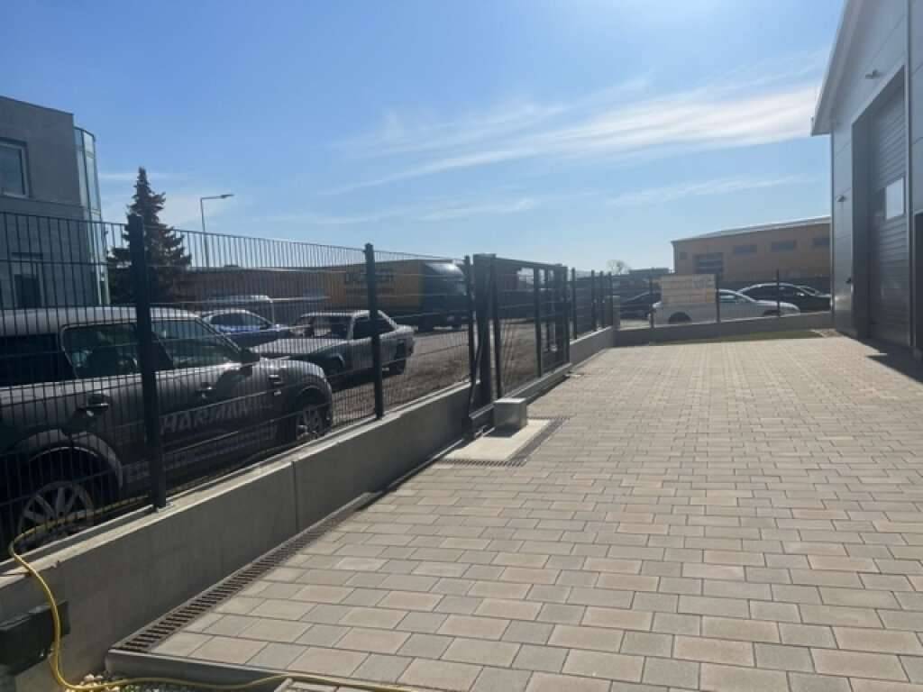 Neuwertiges Hochregallager 112-226m² in Strasshof, Stellplatz, Schnellbahn-Nähe, 10EUR/m² – pohled 2
