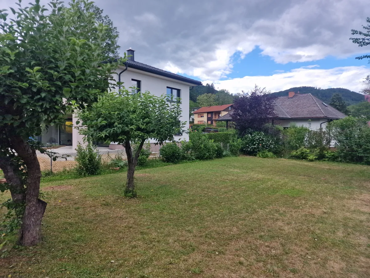 Grundstück mit 3-fach Garage in Privatstrasse - Ansicht 2