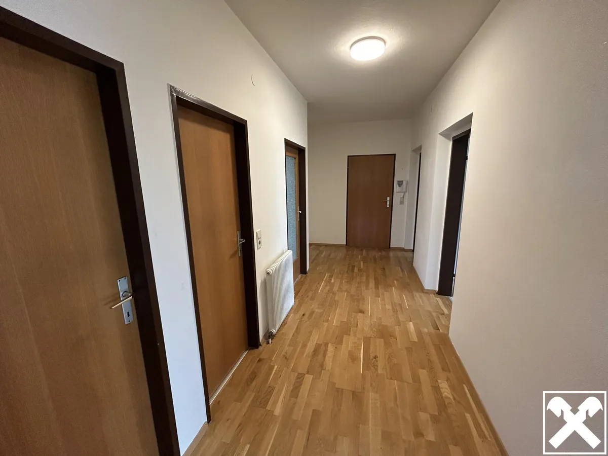 Großzügige Familienwohnung mit Balkon und guter Verkehrsanbindung - Ansicht 3
