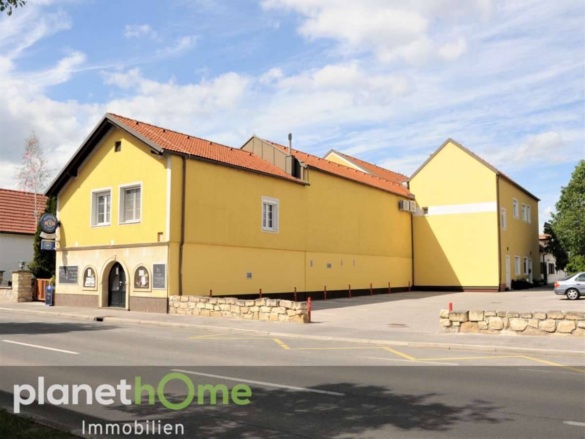 Vielfältiger Gasthof mit Festsaal, 24 Zimmer und riesige Freifläche - Ansicht 2
