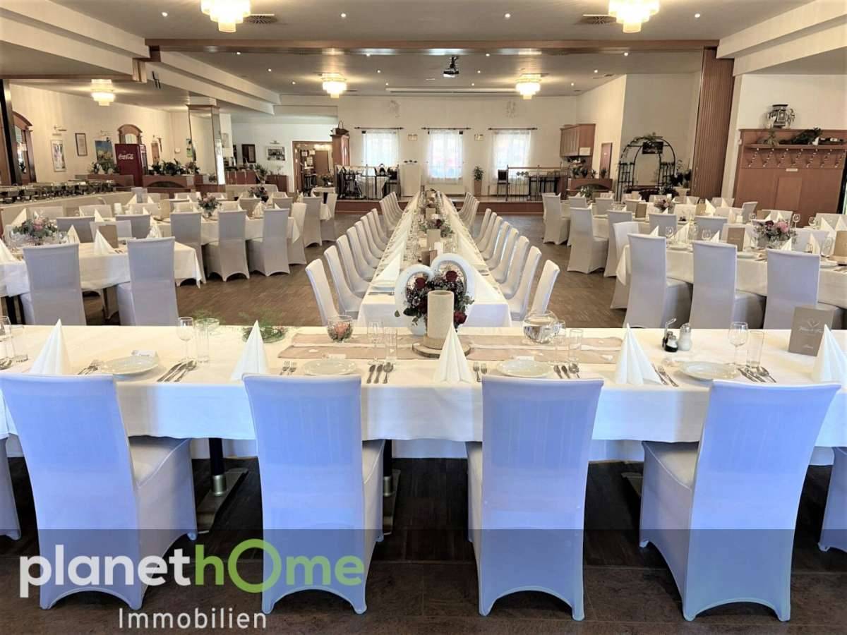 Vielfältiger Gasthof mit Festsaal, 24 Zimmer und riesige Freifläche - Ansicht 3