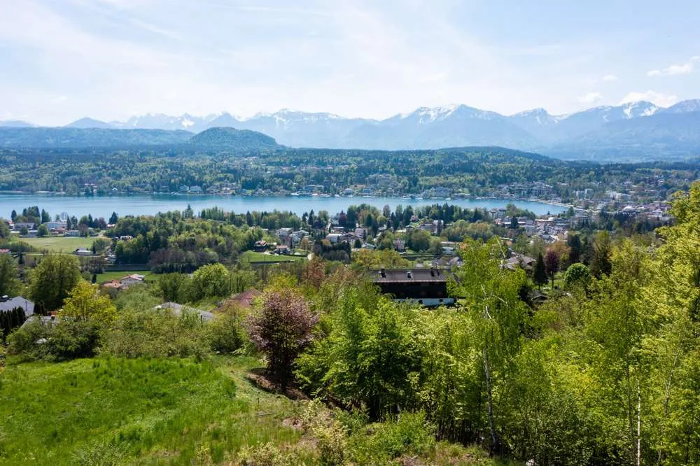 Seeblick-Grundstück in exklusiver Aussichtslage über Velden - Ansicht 2