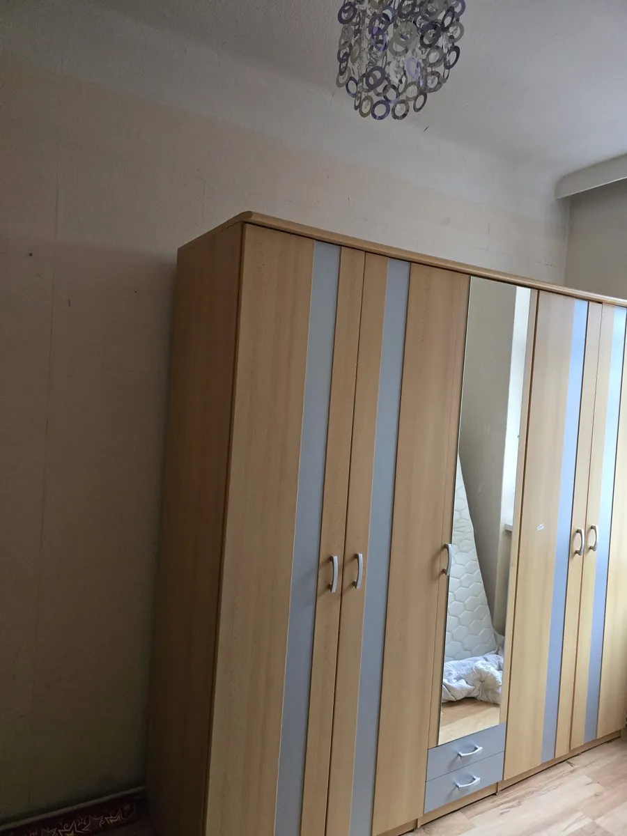 Kleiderschrank mit Spiegel - Gebraucht, guter Zustand, € 150,- (1110 Wien)