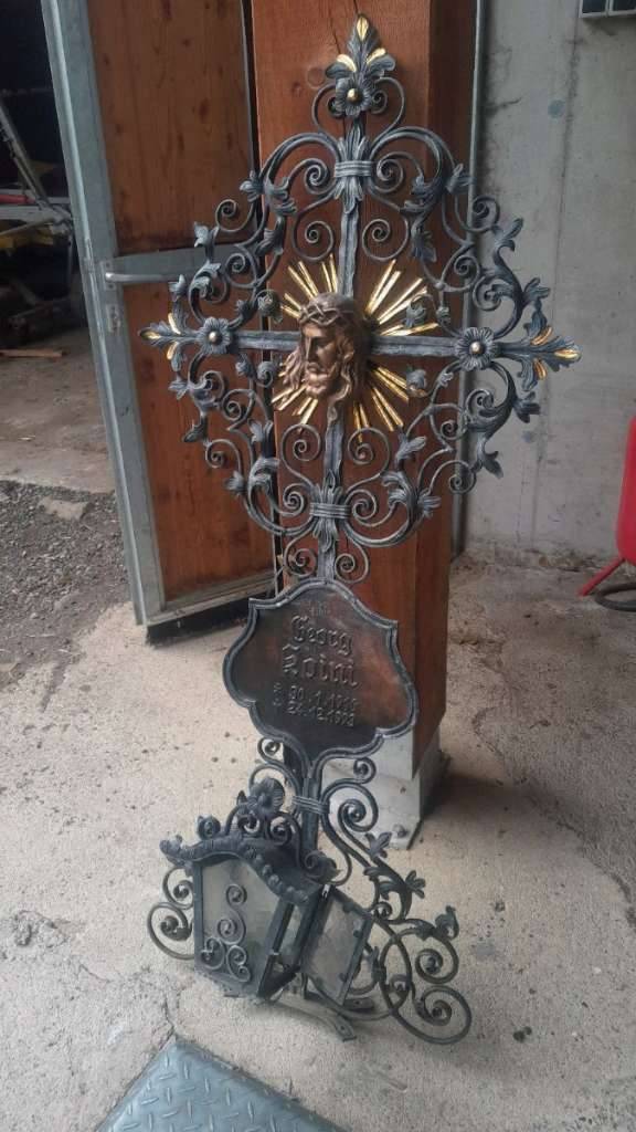Grabkreuz mit Grabeinfassung