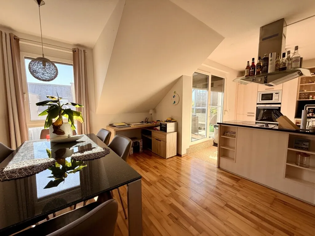 Lichtdurchflutete Dachgeschoßwohnung mit sonniger Terrasse - Ansicht 2