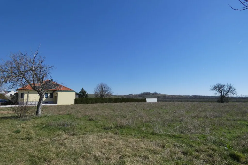 TOP BAUGRUND ORTSRANDLAGE RUHIGE ANWOHNERSTRASSE – pohled 2