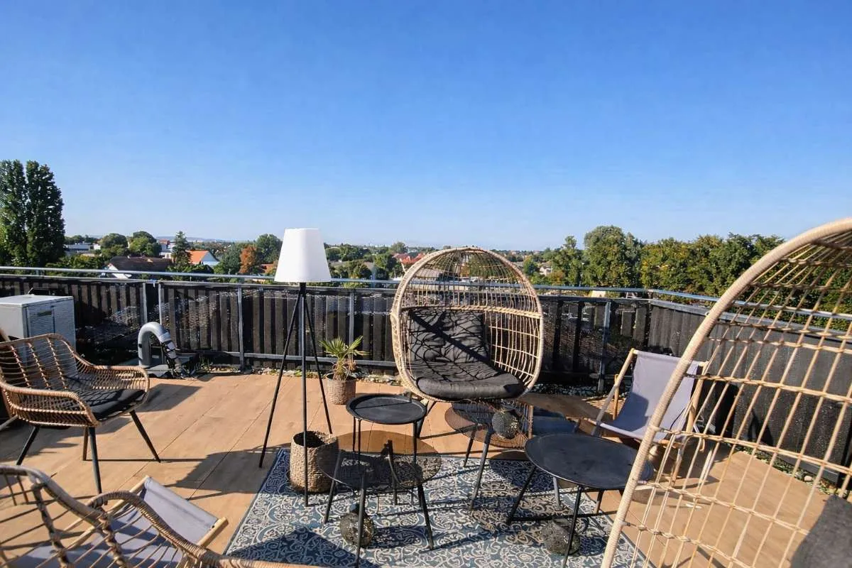 Privat:2 Zimmer DG Wohnung mit 32 m² Dachterrasse 360° Blick, 9 m² West Balkon und Tiefgarage, sehr sonnig - Ansicht 3