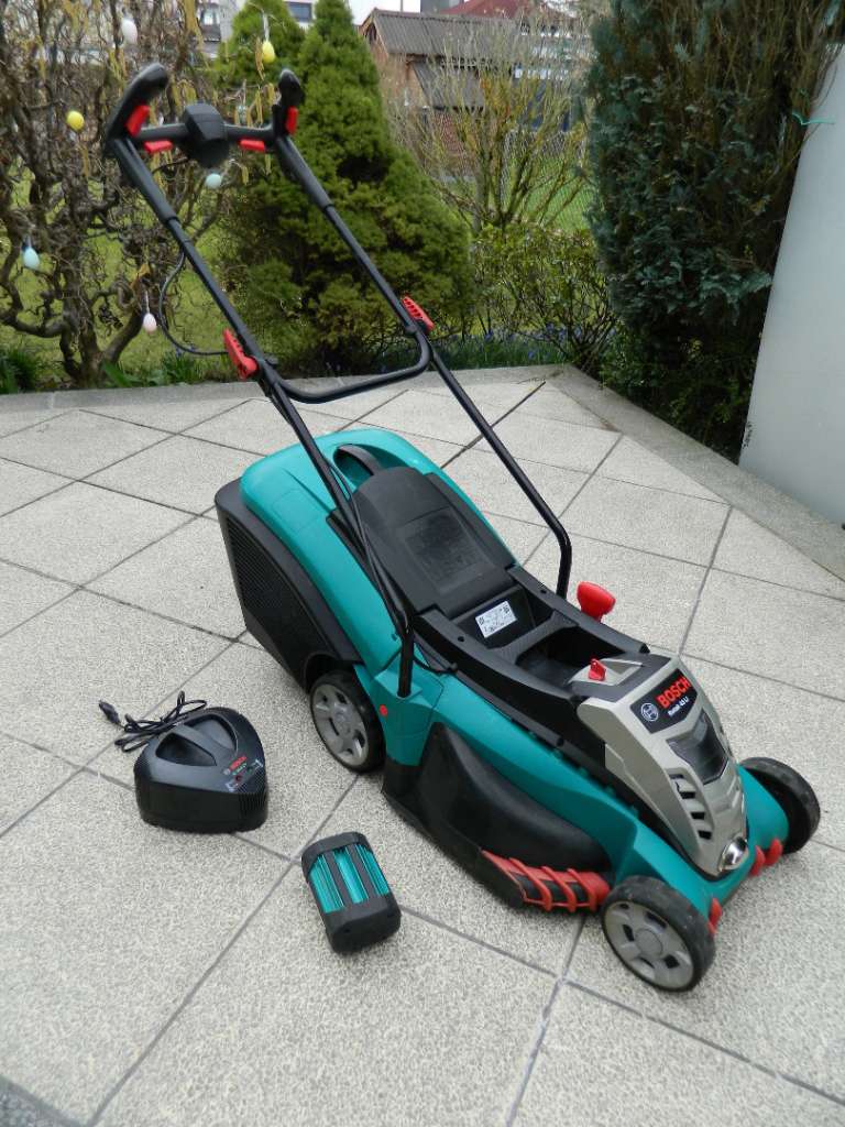 Akku Rasenm her BOSCH ROTAK 43 LI incl 4 AH Akku u Schnellladeger t