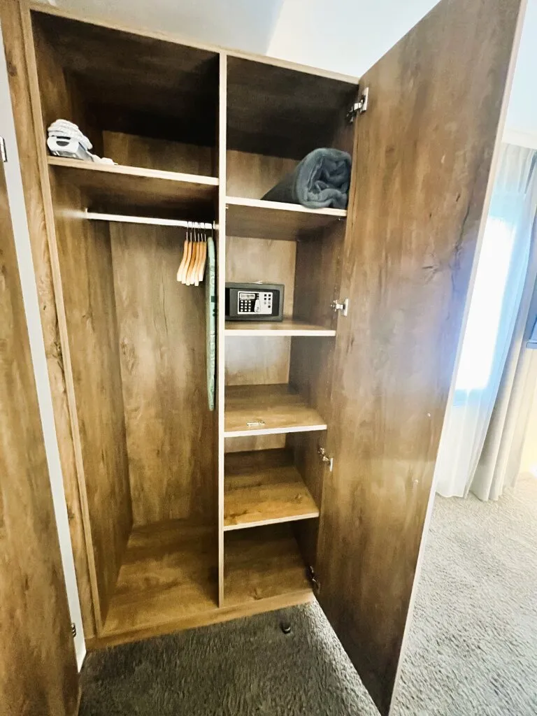 TOP-LAGE in SEEFELD: Modernes, vollmöbliertes APARTMENT mit großem Balkon direkt neben dem GOLFPLATZ ab sofort zu kaufen! - Ansicht 3