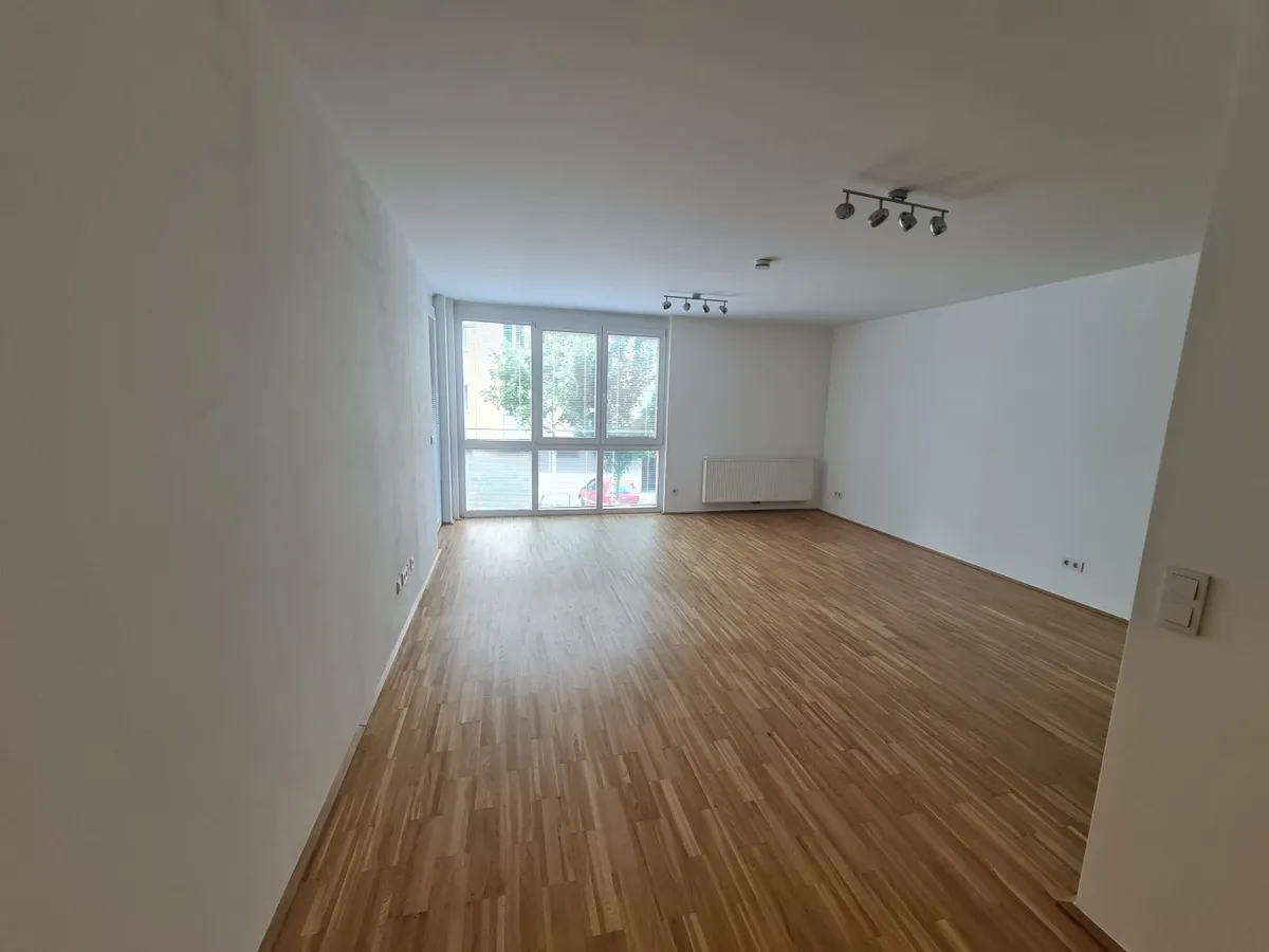 Helle, befristet vermietete Wohnung mit Loggia und Garagenparkplatz. – pohled 3