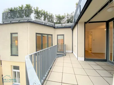 DACHGESCHOSSWOHNUNG mit TERRASSE/LOGGIA - NÄHE SCHWEDENPLATZ