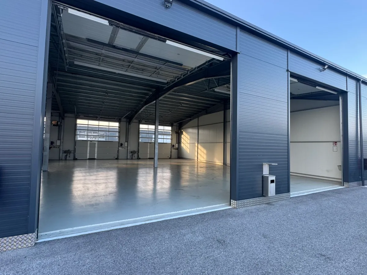 Lagerhalle mit 4 Rolltoren - Ansicht 3