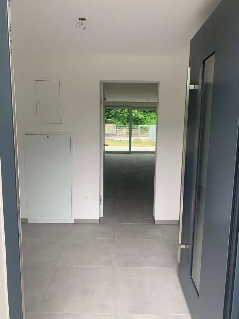 Gut vermietete Erstbezugs-Maisonettewohnung mit überdachter Terrasse und Garage – pohled 3