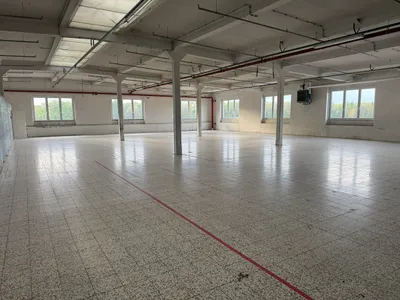 Gewerbeimmobilie mieten in Vöcklabruck – 1 000 m², € 2.800