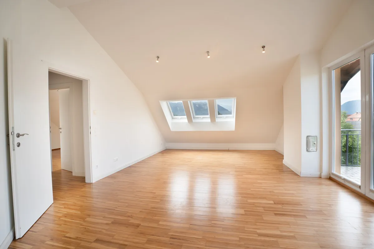 Charmante 3-Zimmer-Wohnung mit Balkon und Dachschrägen – pohled 3