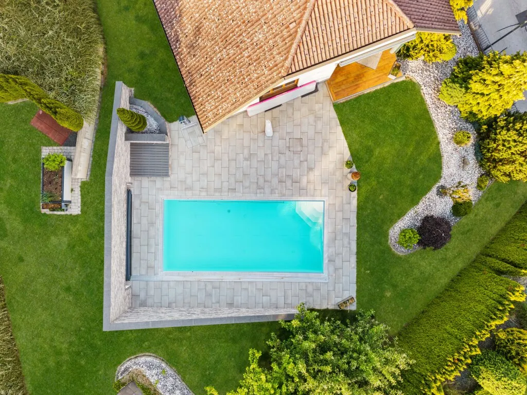 Exklusives Wohnhaus mit Pool, Gartenparadies und traumhafter Aussicht in Althofen - Ansicht 2
