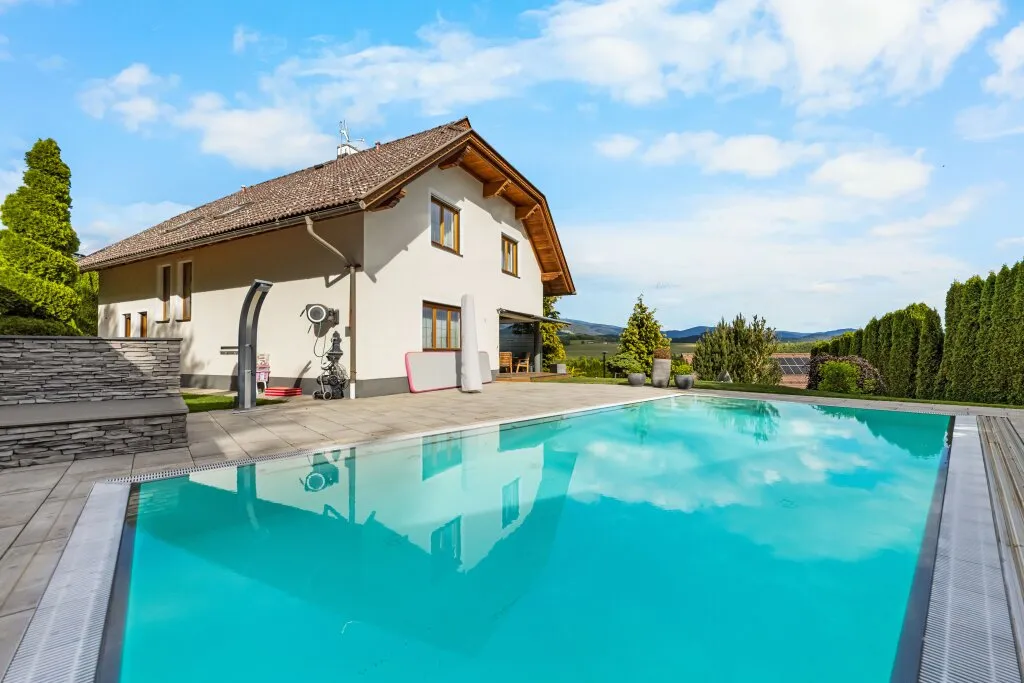 Exklusives Wohnhaus mit Pool, Gartenparadies und traumhafter Aussicht in Althofen, Althofen