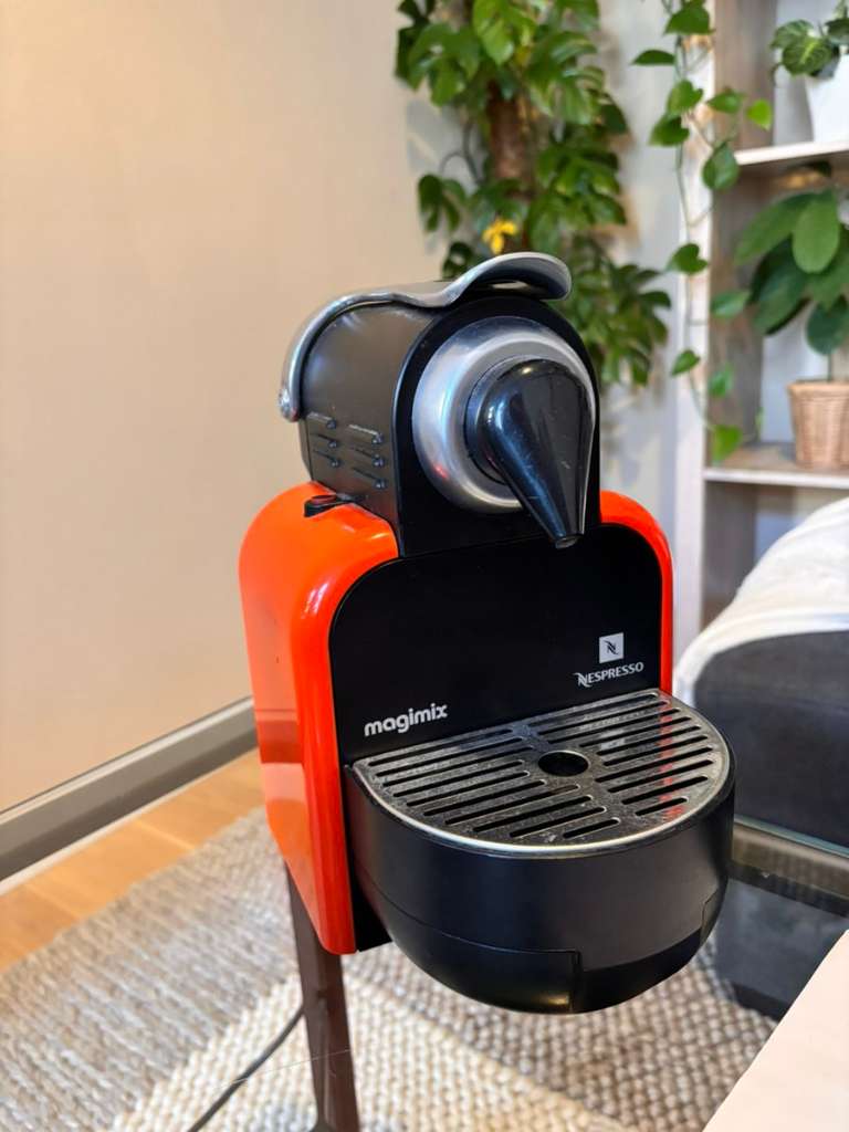 verkauft Nespresso Magimix M100 Kaffeemaschine orange