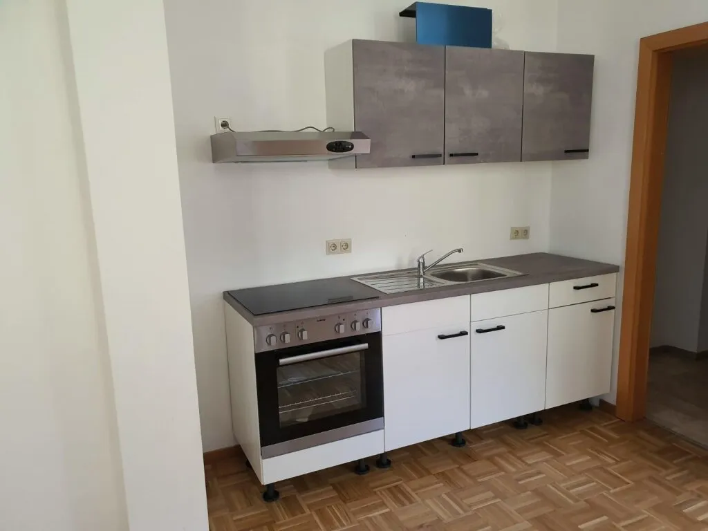 Ruhige 2-Zimmer-Altbauwohnung mit Küchenblock im Zentrum von Krieglach zu mieten ! - Ansicht 2