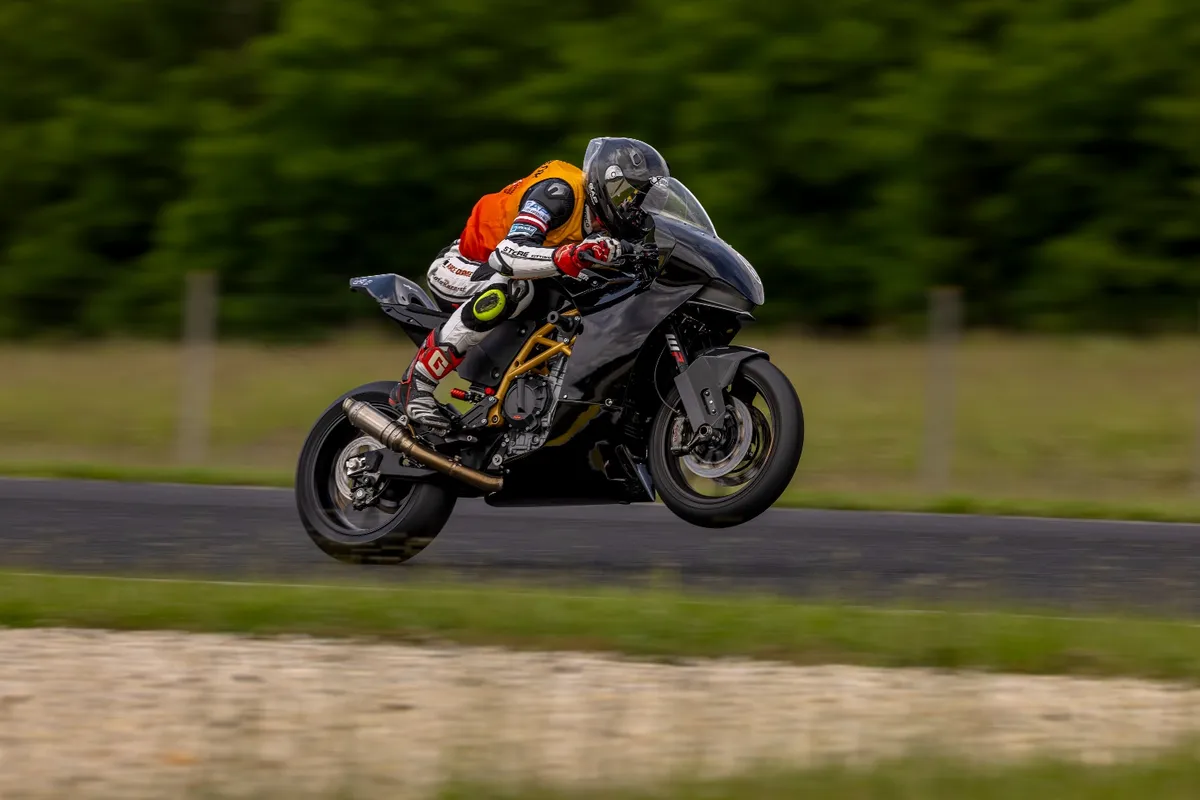 KTM 890