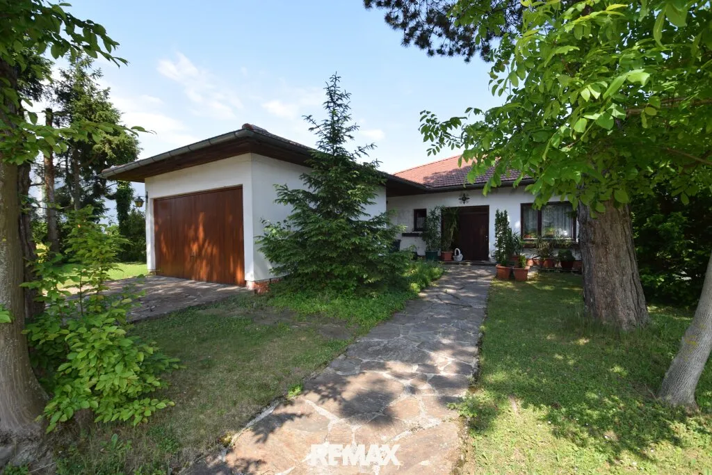 Großzügiger Bungalow mit weitläufigem Garten und Schwimmbad - Ansicht 2