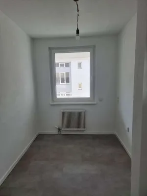 Renovierte 2 Zimmer Wohnung+ Loggia + WG möglich + Heizkosten+ Warmwasser! – Bild 3