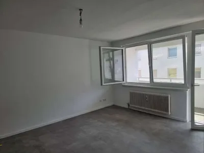 Renovierte 2 Zimmer Wohnung+ Loggia + WG möglich + Heizkosten+ Warmwasser! – Bild 2