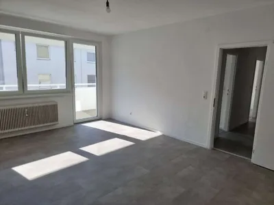 Renovierte 2 Zimmer Wohnung+ Loggia + WG möglich + Heizkosten+ Warmwasser!