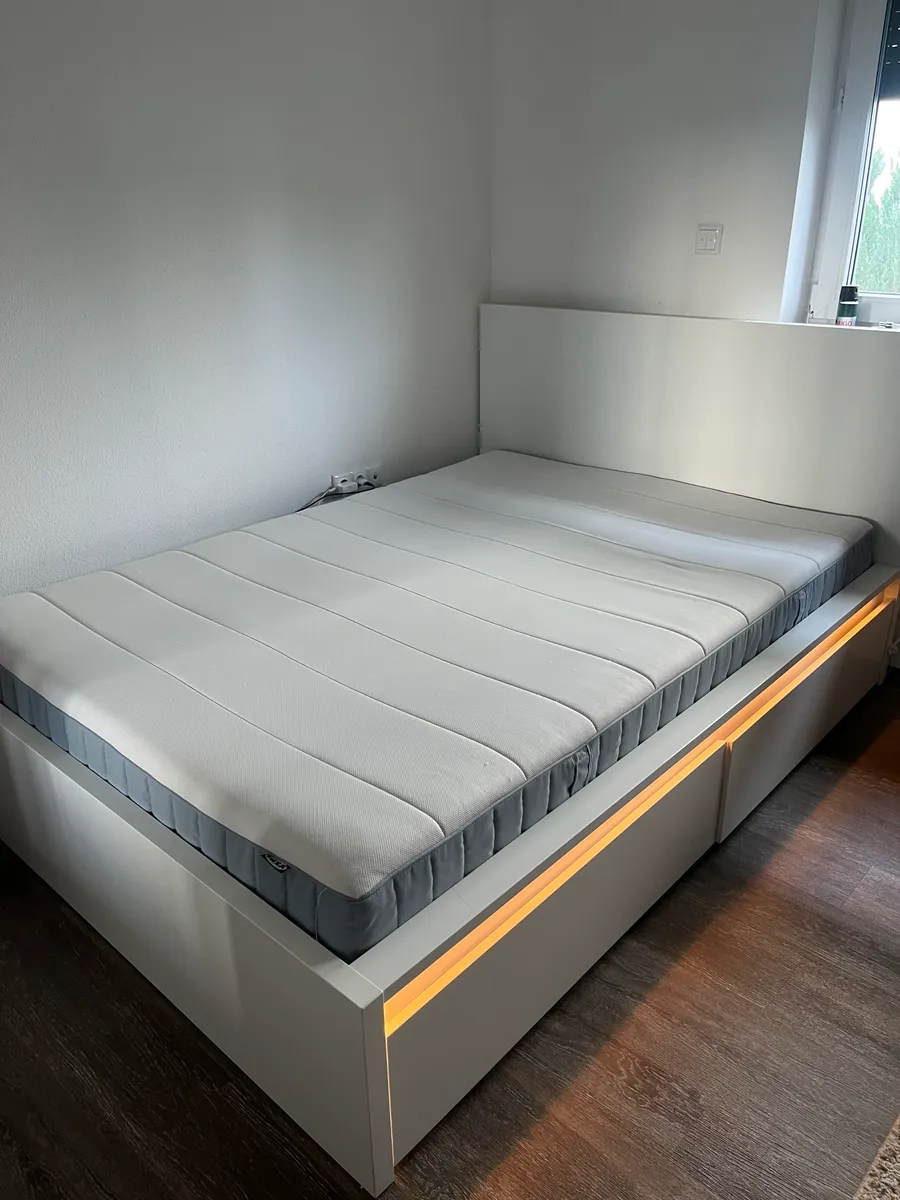 IKEA MALM Bett in Weiß mit Schubladen + LED-Beleuchtung, € 120,- (5230 Mattighofen)