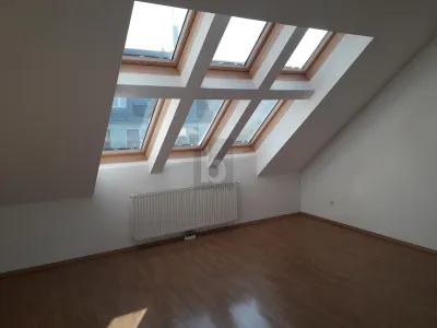 HELLER DACHGESCHOSSHIT MIT BALKON IN RUHIGER LAGE – Bild 2