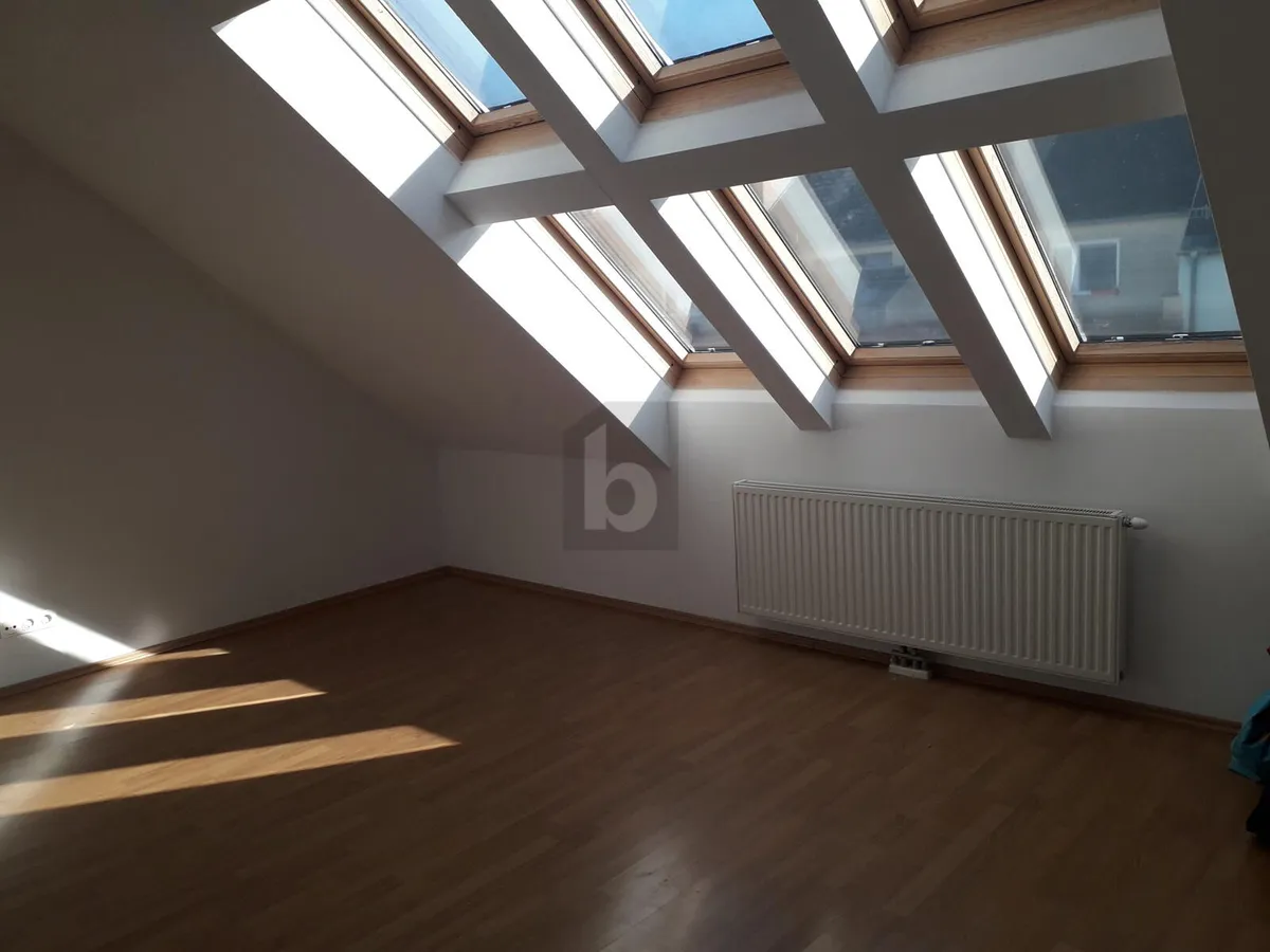 HELLER DACHGESCHOSSHIT MIT BALKON IN RUHIGER LAGE - Widok 3