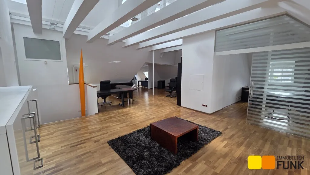 Altbaubüro mit großzügigen Räumen - Ansicht 2