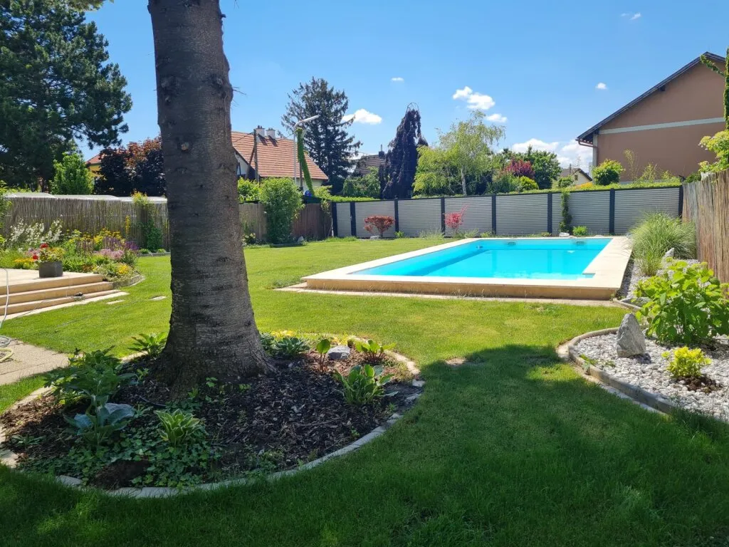 Traumhafte 4-Zimmer-Gartenwohnung mit Pool, Sauna und 530 m² Eigengarten - Ansicht 2