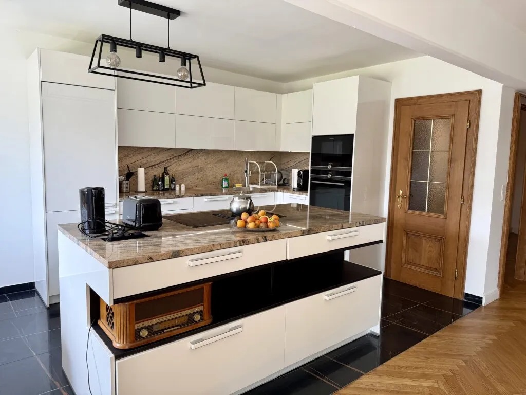 Traumhafte 4-Zimmer-Gartenwohnung mit Pool, Sauna und 530 m² Eigengarten - Ansicht 3
